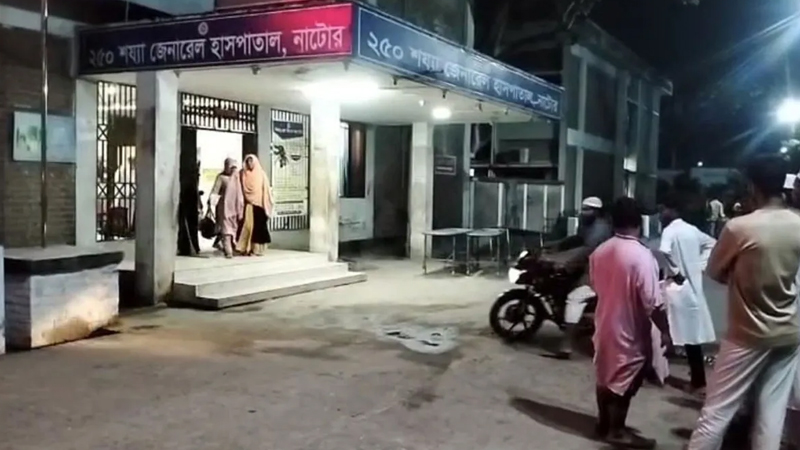 নাটোরে প্রতিপক্ষের ছুরিকাঘাতে প্রাণ গেল বাবার, আহত ছেলে